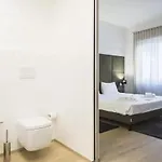 Italianway - Vittorio Emanuele 15 * ミラノ